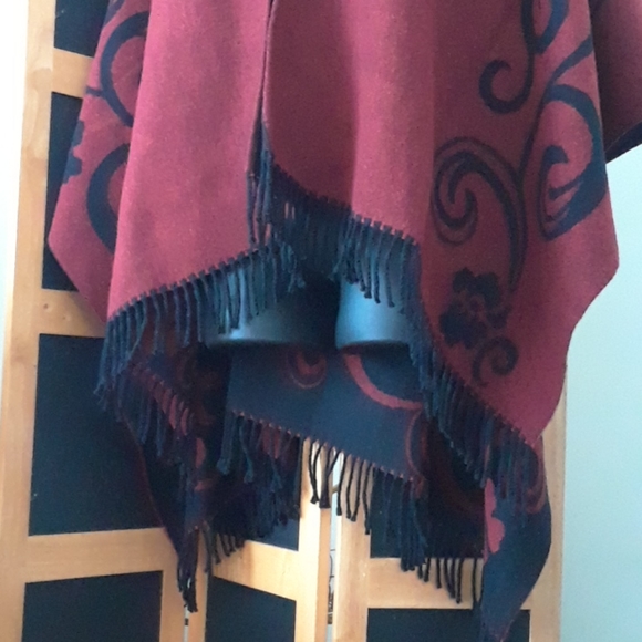 Reversible Printed Poncho w/fringes - Picture 5 of 16